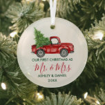 Calligrafie Herr Mrs. Christmas Truck Red Green Ornament Aus Glas<br><div class="desc">Moderne Kalligraphie Drehbuch Unsere ersten Weihnachten als Mr. und Mrs. - Aquarellfarbener Vintager Truckverleih - Forest Green Text mit roter Schrift</div>