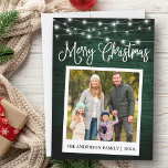 Calligrafisches Grünes Holz Leuchten Instant Camer Feiertagskarte<br><div class="desc">Modern Fun Calligraphy Script,  Instant Camera Style Foto Frohe Weihnachtskarte - Rustikales Grün Holz mit String Lights</div>