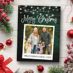 Calligrafisches Grünes Holz Leuchten Instant Camer Postkarte<br><div class="desc">Modern Fun Calligrafy Script,  Instant Camera Style Foto Frohe Weihnachtspostkarte - Rustikales Country Green Wood mit String Lights</div>
