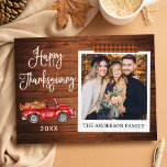 Calligrafisches Kariertes Kunsthandwerk Erntedank  Postkarte<br><div class="desc">Moderne Fun Kalligrafie Script. Die Happy Thanksgiving Instant Camera Style Foto Holiday Postcard beinhaltet Orange Karierte Floß Tape und Watercolor Vintag Red Truck mit Pumpkins. Rustikales Landholz.</div>