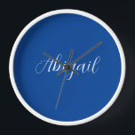 Calligraphie Eleganblau Schlichter einfacher Name Uhr<br><div class="desc">Suchen Sie eine schöne Kalligrafie mit einer ästhetischen Handschrift? Dieses einfache,  auffällige Design ist für Sie. Dieses Produkt beeindruckt sofort diejenigen,  die es sehen. Das feine und geschmackvolle Design spiegelt sofort die Qualität Ihrer Beziehung und Familie wider.</div>