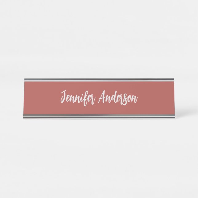 Calligraphie Elegant Personalisiert Brick Red Schreibtischnamensplakette (Vorderseite )