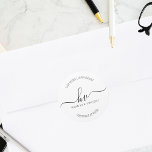 Calligraphie-Script-Rücksendeadresse für das Hochz Runder Aufkleber<br><div class="desc">Erhöhen Sie Ihre Hochzeitsarbeit mit unserem Calligrafy Script Rücksendeadresse Classic Round Sticker für die Hochzeitskalligraphie. Diese niedlichen Rücksendeadressen-Aufkleber fügen Ihren Einladungen und Ihrer Korrespondenz eine Touch der Eleganz hinzu. Das Design verfügt über ein stylisches Kalligraphieskriptmonogramm, das die Initialen der Braut und des Bräutigams in eleganter und zeitloser Weise einbindet. Diese...</div>