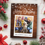 Calligraphisches Holz Leuchten Instant Camera Foto Postkarte<br><div class="desc">Moderne Fun Calligraphy Script,  Sofortkamera Style Foto Frohe Weihnachtspostkarte - Rustikales Land Holz mit String Lights</div>