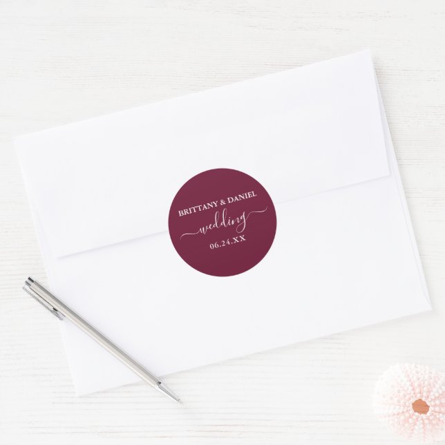Calligraphy Burgundy Wedding Umschlag Aufklebers Runder Aufkleber (Umschlag)