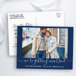 Calligraphy Getried Save the Date Blue Postkarte<br><div class="desc">Moderne moderne Kalligrafie Script Couple Foto Wir werden verheiratet Save the Date Verlobung Ankündigung Postcard - Navy Blue</div>