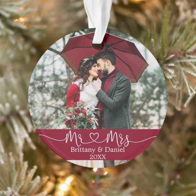 Calligraphy Heart Mr. und Mrs. Wedding Burgundy Ornament (Baum)