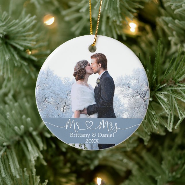 Calligraphy Heart Mr. und Mrs. Wedding Dusty Blue Keramik Ornament (Baum)