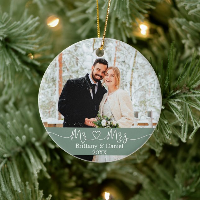 Calligraphy Heart Mr. und Mrs. Wedding Sage Green Keramik Ornament (Baum)