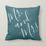 Calligraphy Peacock Blue (Aquamarin, Aqua) Kissen<br><div class="desc">Dieses wunderschöne Kissen ist perfekt für Ihre Lieblingsheiraten, von Jungvermählten bis zu Paaren, die viele glückliche Jahrzehnte feiern! Der Ausdruck "Mr. and Mrs." ist in eleganter handgeschriebener moderner Kalligraphie, in Weiß auf einem Hintergrund von Pfauenblau (dunkles aquamarines oder tiefes Aqua). Das Design ist auf beiden Seiten des Kissens. Die lebhaften...</div>