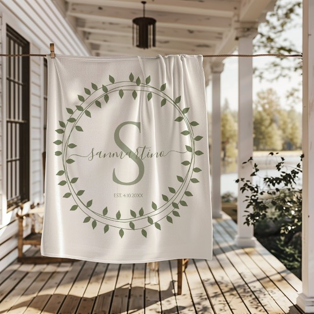 Calligraphy Script Wreath Monogram Sherpadecke (Von Creator hochgeladen)