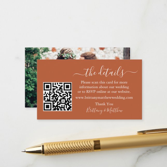 Calligraphy Wedding Details QR Foto Terracotta Begleitkarte (Vorderseite/Rückseite Beispiel)