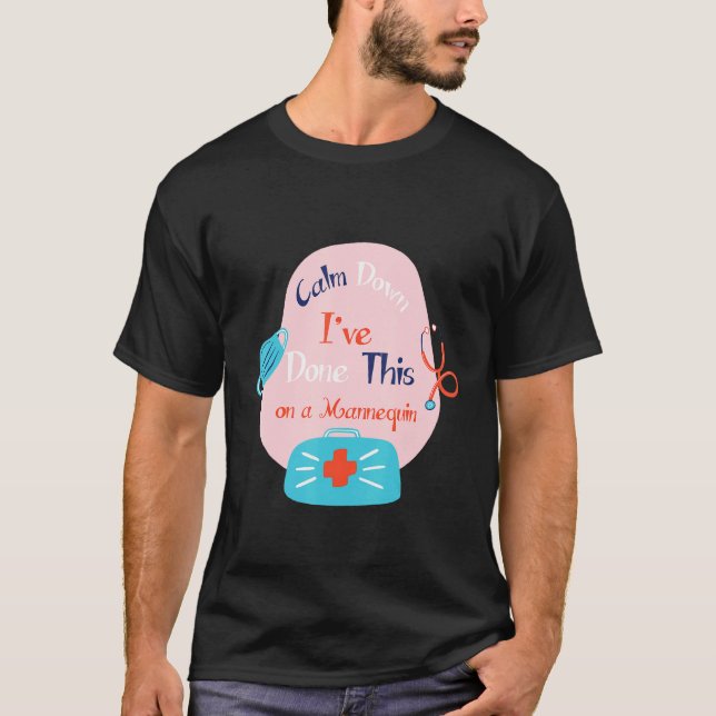 Calm Down I ve Done This on a Mannequin  Nurse Quo T-Shirt (Vorderseite)