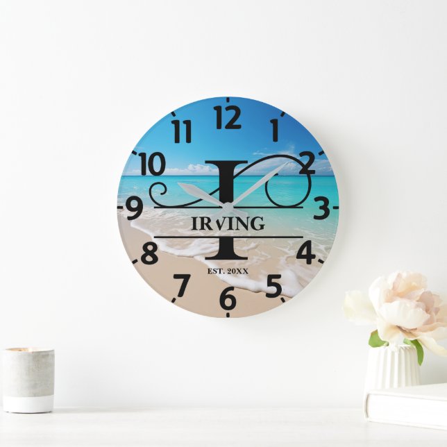 Calm Ocean Front I Monogram Große Wanduhr (Zuhause)