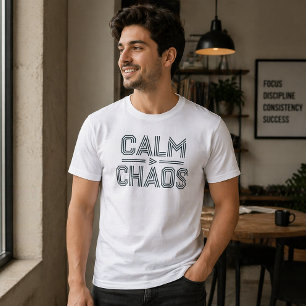 Calme sur le chaos T-shirt à typographie minimale