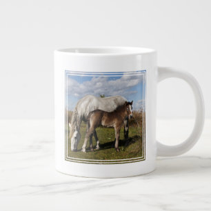 Camargue-Fohlen mit Mutter Jumbo-Tasse