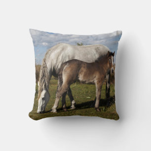 Camargue Horse Foal mit Mutter Kissen