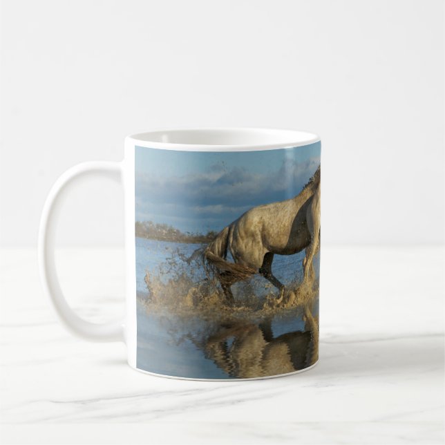 Camargue Horses and Reflection, Südfrankreich Kaffeetasse (Links)