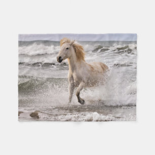 Camargue-Pferd läuft aus der Brandung Fleecedecke
