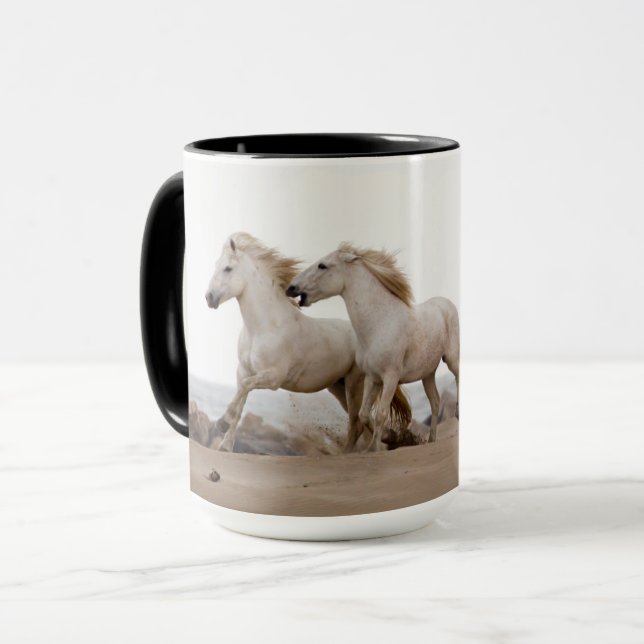 Camargue Pferde laufen am Strand Tasse (Vorderseite Links)