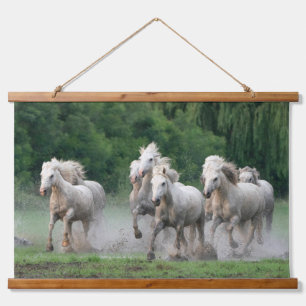 Camargue-Pferde laufen im Wasser Wandteppich Mit Holzrahmen