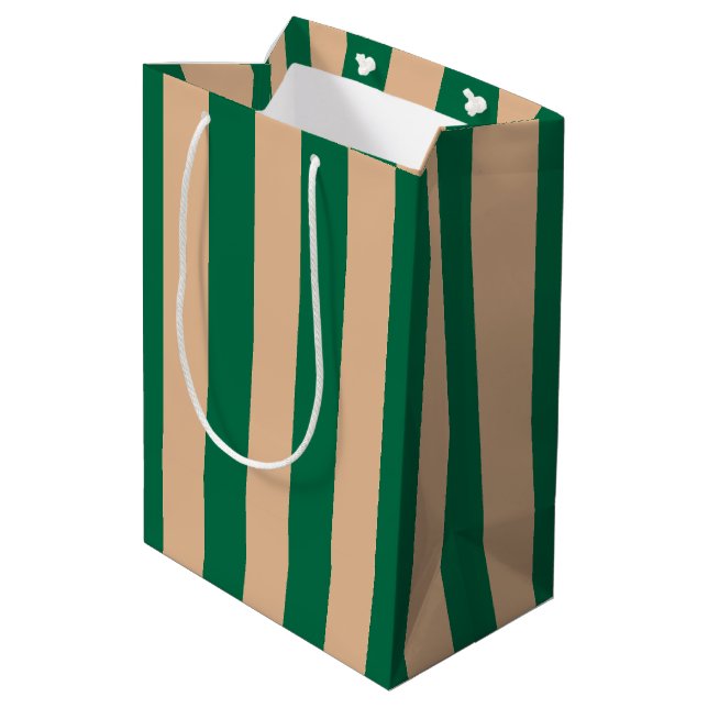 Camel Beige & Classic Green Stripe Mittlere Geschenktüte (Rückseite Schrägansicht)
