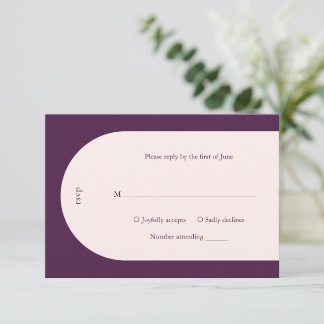 Camia Lila Arch Moderne Hochzeit RSVP Karte (Stehend Vorderseite)