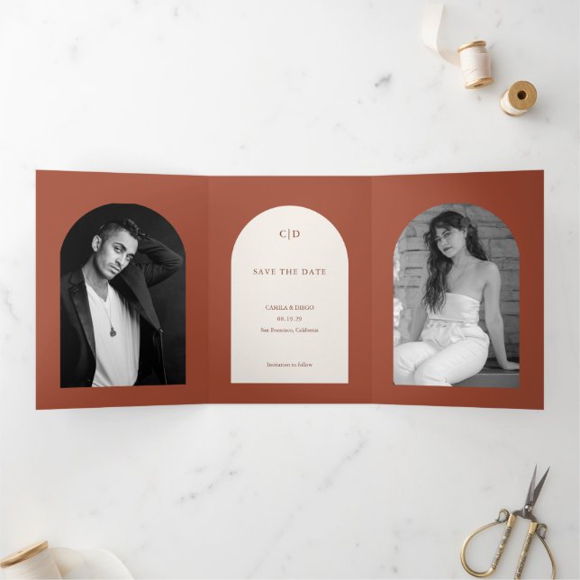 Camila Rust Arch Moderne Hochzeit retten Datum Dreifach Gefaltete Ankündigung (Innenseite)