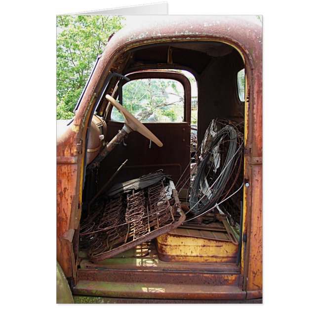 Camion rempli avec un coffre et une porte manquant (Devant)