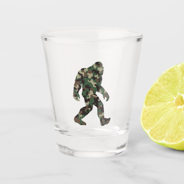 Camouflage Bigfoot Sasquatch Schnapsglas (Vorderseite)