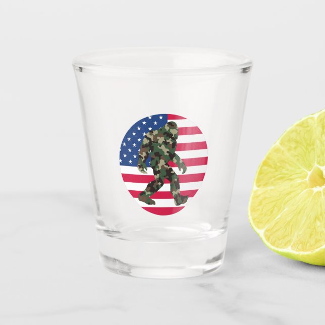 Camouflage Bigfoot Sasquatch Schnapsglas (Vorderseite)