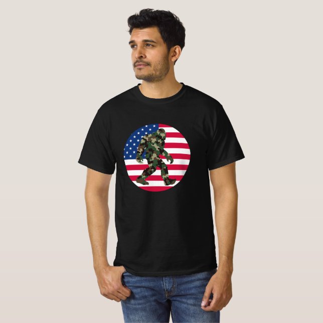 Camouflage Bigfoot Sasquatch T-Shirt (Vorne ganz)