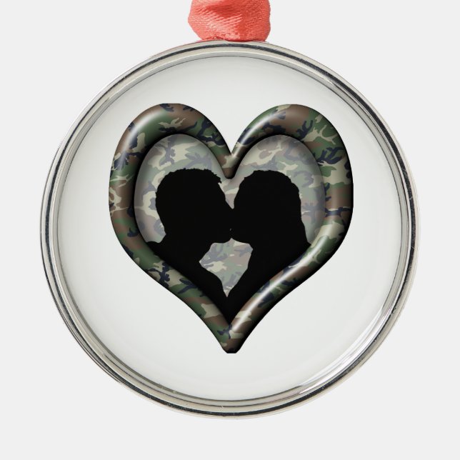 Camouflage Kissing Couple Heart Silbernes Ornament (Vorne)