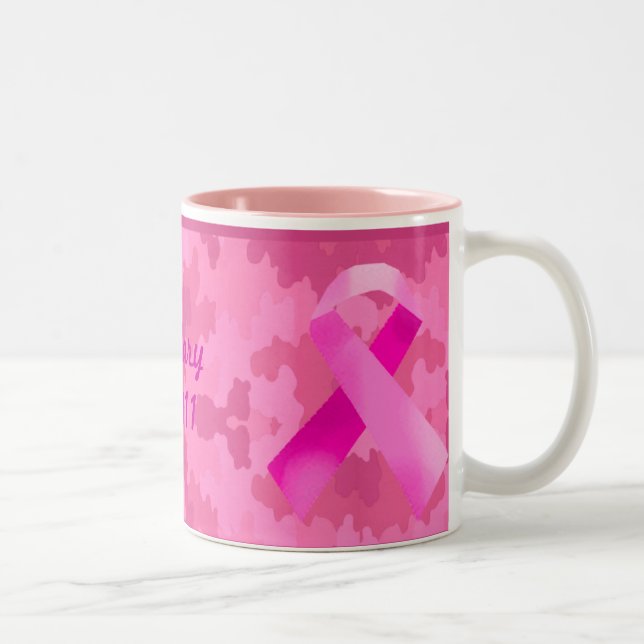 Camouflage rose foncé Ruban rose Date Mug (Droit)