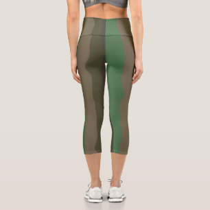 Camouflage und grüne abstrakte Streifen Capri Leggings