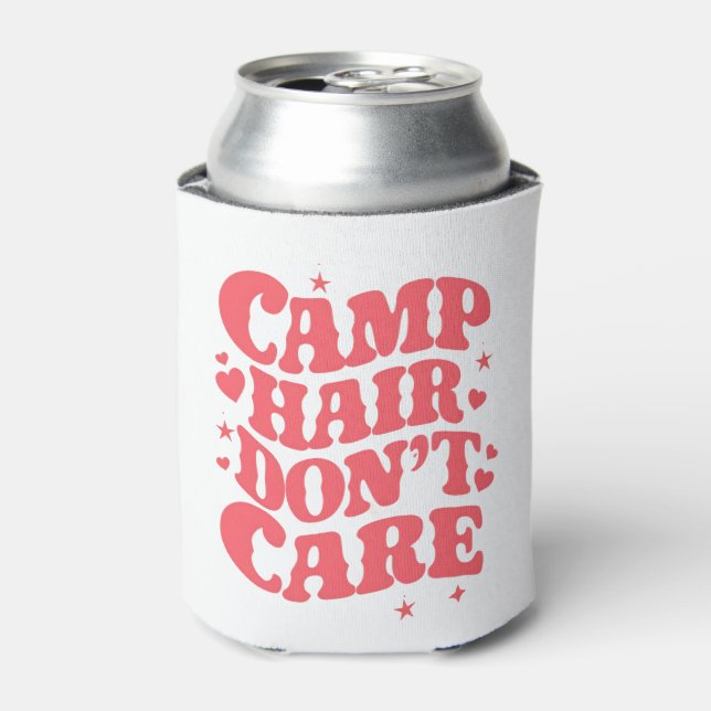 Camp Hair Keine Sorge Sommer Camping Girls Groovy Dosenkühler (Kanne Vorderseite)