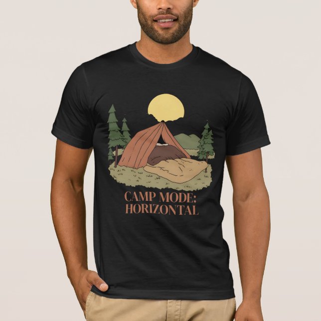 CAMP MODE: HORIZONTAL.” – LAZY CAMPER TEE (Vorderseite)