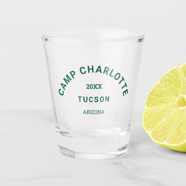 Camp Theme Bachelorette Forest Green Wappen Schnapsglas (Vorderseite)