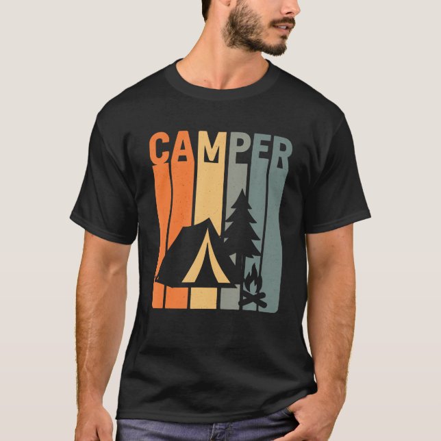 Camper Retro Funny Camping Tent Fire Pine Tree Out T-Shirt (Vorderseite)