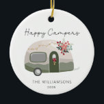 Camper Retro Green Christmas Keramik Ornament<br><div class="desc">Der Camper Retro Green Christmas - im Ornament befindet sich ein ansprechender Retro-Camper, der für den Urlaub mit Lichtern der Saiten, Winterfloralen, Beeren und Lichtern der Saiten ausgestattet ist. Happy Campers ist in hübscher, moderner Schriftzeichen-Typografie und ist mit Ihrem Familiennamen und dem Jahr personalisiert. Die Rückseite des Ornaments ist ein...</div>