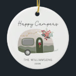 Camper Retro Green Christmas Keramik Ornament<br><div class="desc">Der Camper Retro Green Christmas - im Ornament befindet sich ein ansprechender Retro-Camper, der für den Urlaub mit Lichtern der Saiten, Winterfloralen, Beeren und Lichtern der Saiten ausgestattet ist. Happy Campers ist in hübscher, moderner Schriftzeichen-Typografie und ist mit Ihrem Familiennamen und dem Jahr personalisiert. Die Rückseite des Ornaments ist ein...</div>