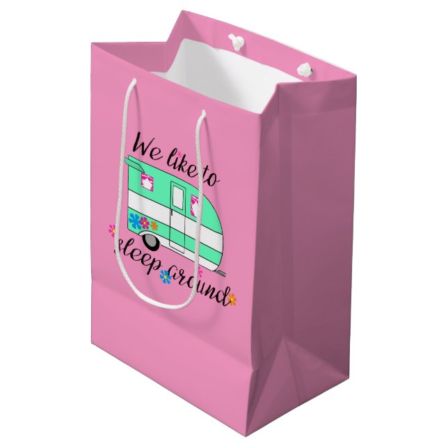 Camper Spaß / "Wir schlafen gerne herum" Mittlere Geschenktüte (Vorderseite Schrägansicht)