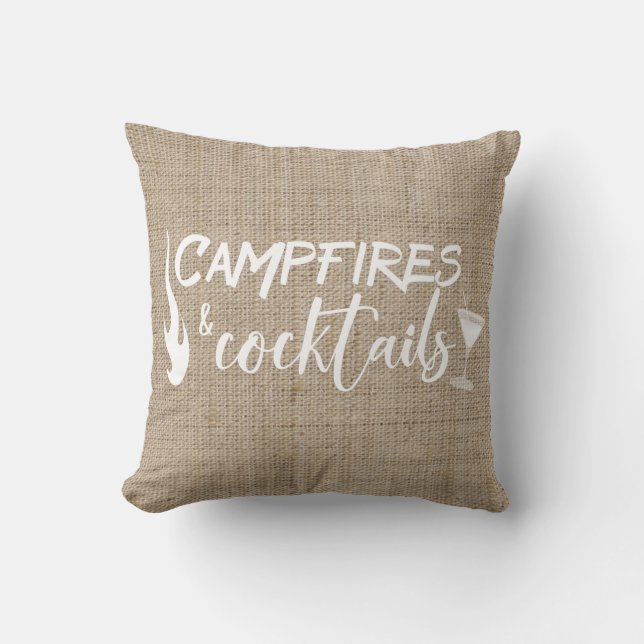 Campfire and Cocktails Camping Burlap Kissen (Vorderseite)