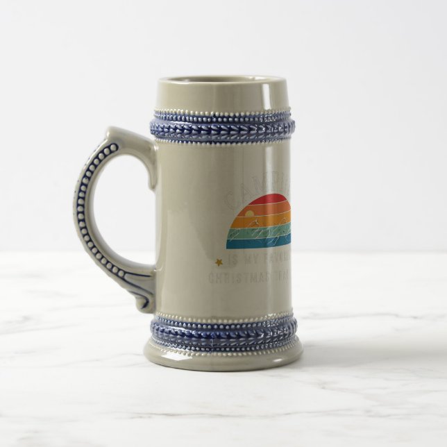 "Camping Christmas Tradition Retro Mountain Tee" Bierglas (Links)