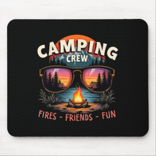 Camping-Crew zündet Freunden lustigen Sommerurlaub Mousepad