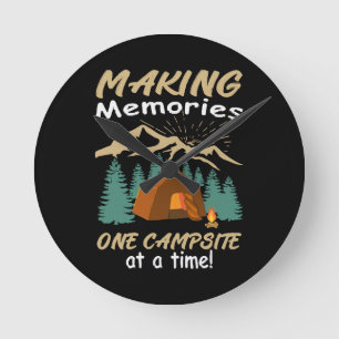 CAMPING Erinnerungen Runde Wanduhr