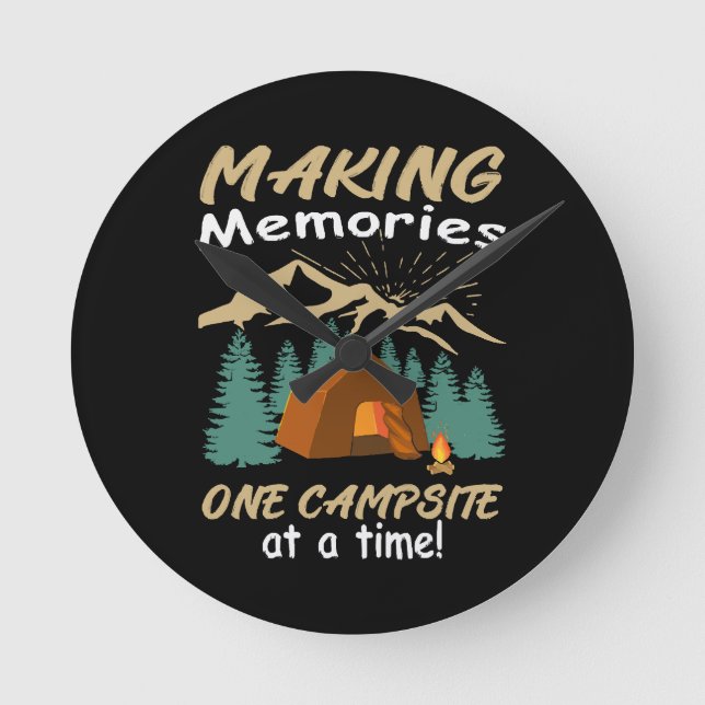 CAMPING Erinnerungen Runde Wanduhr (Vorderseite)