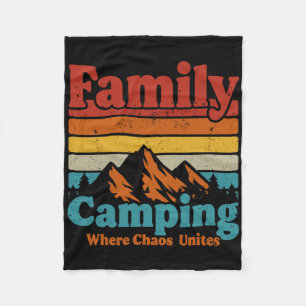 Camping-Familien-Camping-Chaos vereint glücklicher Fleecedecke