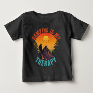 Camping ist meine Therapie Outdoor-Urlaub Geschenk Baby T-shirt