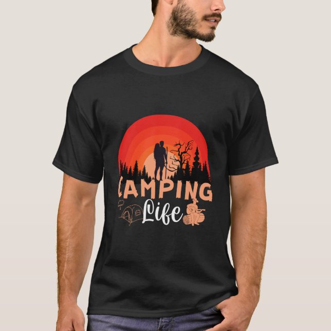 Camping Life Retro Sunset Hiking Adventure T-Shirt (Vorderseite)
